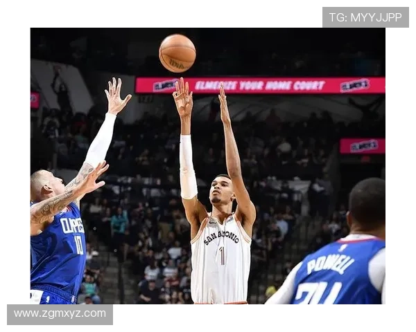 [NBA]凯尔登上篮偏出 尚帕尼跟进双手补扣.